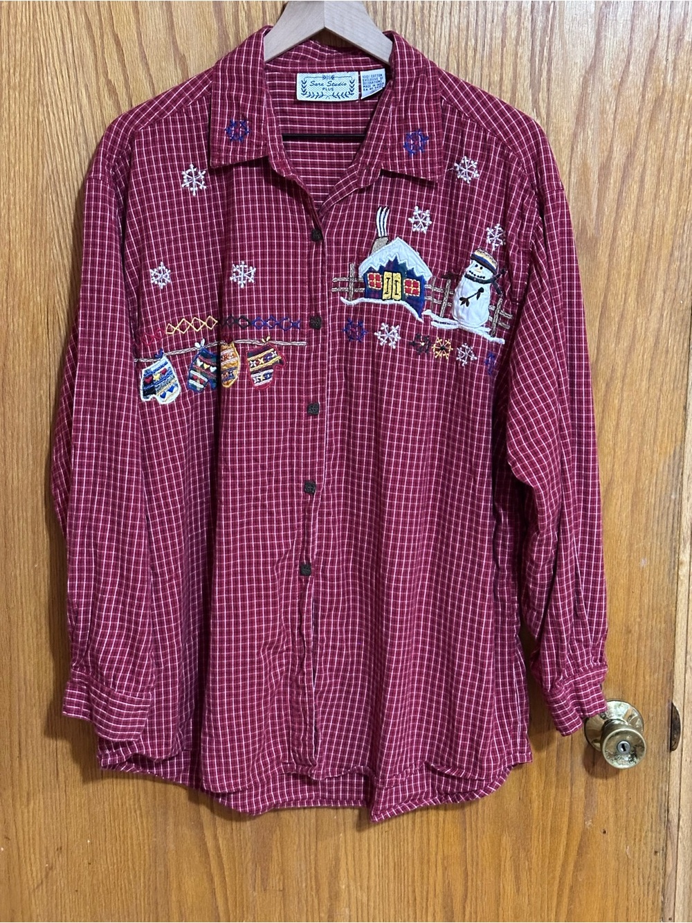 Sara studio plus sz 1X embroidered christmas scene button down teacher